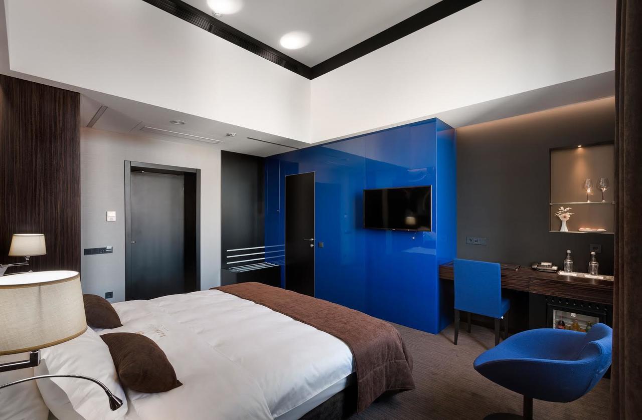Bankhotel إلفيف